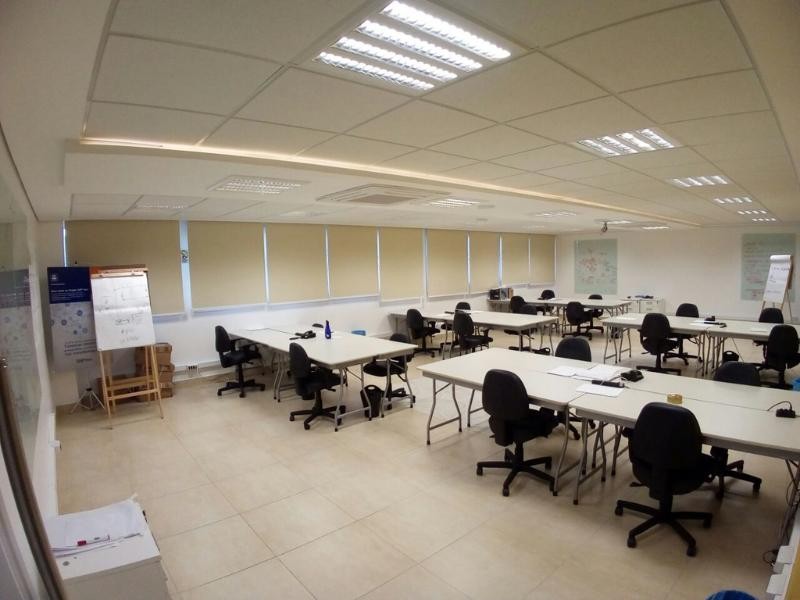 COMO SALAS DE REUNIÃO FLEXÍVEIS IMPULSIONAM A SAÚDE CORPORATIVA