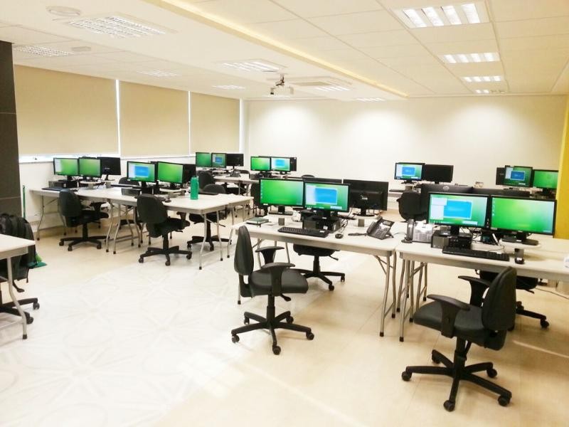 ESCRITÓRIOS AMPLOS EM PORTO ALEGRE: ESPAÇO, LUZ E SAÚDE PARA 24+ COLABORADORES